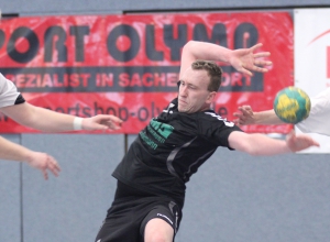 Unsanft gestoppt: Michael Hendricks von den Handballfreunden Reckenfeld/Greven. Gegen Sendenhorst erzielte er dennoch einen Treffer. (Foto: Heidrun Riese)