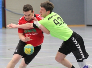 Walter Kusmitsch, hier selbst für die Handballfreunde am Ball, ist im Moment ganz und gar nicht angetan von seiner A-Jugend. (Foto: Heidrun Riese)