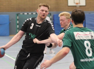 Thomas Menke (am Ball)  war mit neun Treffern erfolgreichster Schütze der Handballfreunde. (Foto: Heidrun Riese)