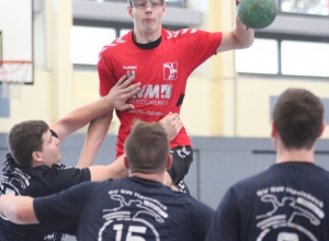 War von der Havixbecker Abwehr im Pokalspiel kaum zu halten: Jan Malte Minnerup erzielte aus dem Rückraum acht Tore für die Handballfreunde, konnte letztlich aber die Niederlage nicht verhindern. (Foto: Heidrun Riese)