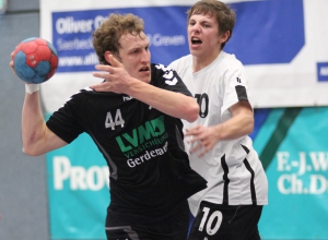 Marcel Peters (l.) war als einziger HF-Spieler 60 Minuten in Bewegung. Das reichte jedoch nicht, um gegen Kattenvenne einen Sieg einzufahren. (Foto: Heidrun Riese)