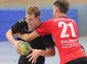 Ordentlich gespielt haben Marcel Peters (l.) und die Handballfreunde schon öfter. Am Sonntag gelang mit 34:30 in Ascheberg aber endlich auch der erste Sieg. (Foto: Heidrun Riese)