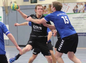 Energisch setzten sich die Handballfreunde (hier: Marcel Peters) gegen den Favoriten zur Wehr. Allerdings hakte es in der sonst so zuverlässigen HF-Offensive. (Foto: Heidrun Riese)