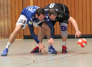 Auf der Suche nach dem runden Spielgerät wurden Marco Redmer (re.) und seine Teamkollegen fündig - gegen die Warendorfer SU gelang ein klarer Erfolg. (Foto: Heidrun Riese)