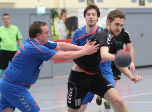 Jörn Schwenken (r.) hat sich einen Kreuzbandriss zugezogen und fällt lange aus. (Foto: Heidrun Riese)