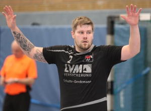 Hände hoch? Von wegen! Mit einem Sieg wollen sich die Handballfreunde in Richtung Kreisliga verabschieden. (Foto: Heidrun Riese)