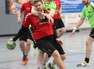 Können sich Sven Volmer und die Handballfreunde aus der Umklammerung der favorisierten Spartaner lösen? (Foto: Heidrun Riese)