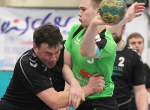 Alles Mühen halfen Florian Althoff (l.) und den Handballfreunden nicht - gegen den starken Halblinken der Everswinkler Gäste fanden die 05er nicht die richtigen Mittel. (Foto: Heidrun Riese)