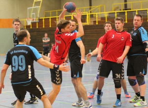 Die weiße Flagge blieb in der Tasche: Die Handballfreunde, hier mit Stefan Bamberg, haben sich gegen den Tabellenführer teuer verkauft. (Foto: Heidrun Riese)