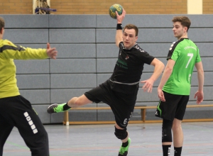 Auf dem Feld sah sich Marc Beering einer engen Bewachung durch seinen Gegenspieler ausgesetzt, vom Siebenmeterstrich war er gewohnt sicher. (Foto: Heidrun Riese)