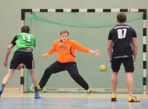 Nico Quadflieg (Mitte) war seinem Team ein sicherer Rückhalt beim Sieg über Adler Münster III. (Foto: Heidrun Riese)