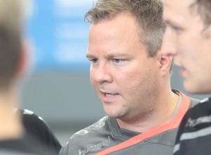 Unterstützte seine Mannschaft wegen der Verletztenmisere auch auf dem Parkett und erzielte drei Tore: Trainer Andy Storkebaum. (Foto: Heidrun Riese)