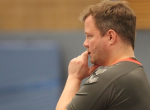 Alles Grübeln half 05-Trainer Andy Storkebaum nicht - der Schiedsrichter hatte den Handballfreunden ihre wichtigste Waffe Tempospiel genommen. (Foto: Heidrun Riese)