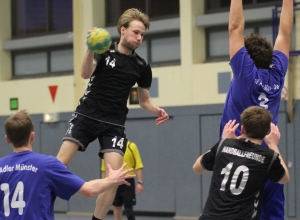 Simon Eiterig (mit Ball) und sein Team müssen eine Top-Leistung abrufen. (Foto: Heidrun Riese)