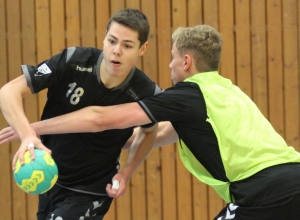 Ein letztes Mal im Trikot der Handballfreunde: gemeinsam mit seinen Mannschaftskameraden Lennard Jakobi und Tim Grummel wechselt Leon Dömer (am Ball) nun - nach Ende der gemeinsamen Saison mit den 05ern - wieder zurück zum SC Nordwalde. (Foto: Heidrun Riese)