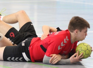 Mateusz Gucz erlebte mit den Handballfreunden keine Bauchlandung - ganz im Gegenteil. Das Team setzte sich mit 39:20 gegen die SG Sendenhorst durch. (Foto: Heidrun Riese)