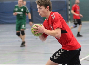 Moritz König und die Handballfreunde bleiben auf dem Platz an der Sonne - glänzen konnten sie am letzten Wochenende jedoch nicht. (Foto: Heidrun Riese)