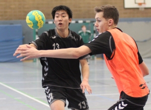 Mussten sich trotz mitunter guter Leistungen aus der Ober-/Landesligaquali verabschieden: Leo Zhang und die A-Jugend der Handballfreunde. (Foto: Heidrun Riese)