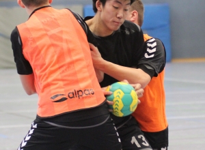 In der Zange: Leo Zhang und die Handballfreunde konnten sich daraus oft genug befreien und gewannen sensationell beim Tabellendritten. (Foto: Heidrun Riese)