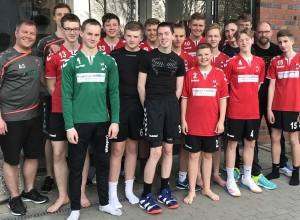 Nach ihrem letzten Saisonspiel stellte sich die B-Jugend der Handballfreunde noch einmal gemeinsam fürs Foto auf. Trainer und Spieler wechseln nun in ihre neuen Teams. (Foto: Handballfreunde)