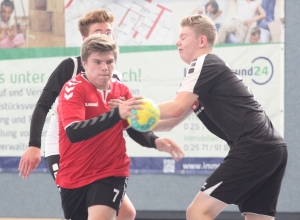 Unermüdlich arbeiteten Mateusz Gucz (am Ball) und die Handballfreunde für ihren Erfolg - der Lohn ist die Qualifikation für die Bezirksliga. (Foto: Heidrun Riese)