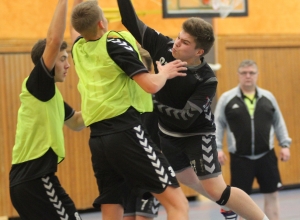 Am Ende mussten Mateusz Gucz (beim Wurf) und die Handballfreunde auf die sprichwörtliche Brechstange zurückgreifen, um nach verlorenem roten Faden noch den Sieg einzufahren. (Foto: Heidrun Riese)