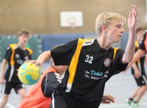 Ihre liebe Müh und Not hatten Luis Kuhlmann und seine Mannschaftskollegen von der B-Jugend der Handballfreunde damit, den Ball im Tor unterzubringen. (Foto: Heidrun Riese)