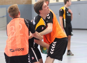 Blieben zu oft in der gegnerischen Deckung hängen: Jordi Nobbe und die B-Jugend der Handballfreunde. (Foto: Heidrun Riese)