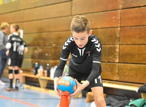 Sieht einfach aus, ist es aber nicht immer. HF-Youngster Felix Oana versucht sich beim Ball-Balancieren. (Foto: Stefan Bamberg)