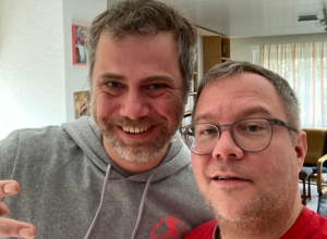 Besiegelten die Zusammenarbeit per Handschlag und mit einem Selfie: HF-Geschäftsführer Andy Storkebaum (r.) und der neue Trainer der Ersten, Björn Hartwig. (Foto: Andy Storkebaum)