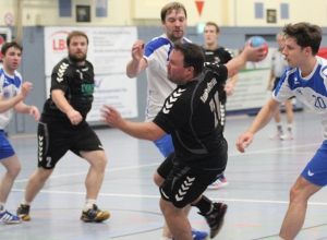 Auch die Sonderbewachung des starken Halblinken der Spartaner durch Christoph Hoffmann nütze nichts - die Handballfreunde gingen erstmals in dieser Saison als Verlierer vom Feld. (Foto: Heidrun Riese)