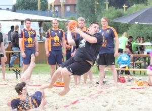 Da warten wieder einige spektakuläre Aktionen auf die Handballer, wenn Anfang Juli der Beachcup an der Ems stattfindet. (Foto: Heidrun Riese)