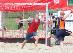 Einer der Lokalmatadoren beim Grevener Sparkassen-Beachcup: Till Schwenken (l.) im Tor der Gastgeber. (Foto: Heidrun Riese)