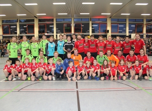 Kreisliga gegen Bundesliga: Das Zweitliga-Team des TV Emsdetten spielte gegen die erste HF-Mannschaft. Spaß, Einsatz und auf Grevener Seite die Hoffnung, dass die Profis nicht komplett ernst machen, waren zu spüren. (Foto: Heidrun Riese)