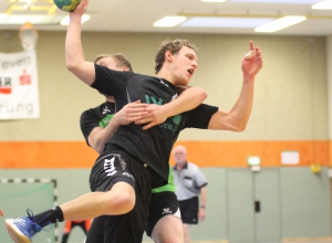 Wollen sich nicht vom Gegner halten lassen: Marcel Peters und die Handballfreunde. (Foto: Heidrun Riese)