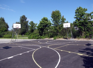 Quelle: https://commons.wikimedia.org/wiki/File:Streetball_court_Ornskoldsvik.jpg