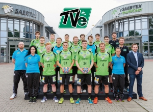 Der große Nachbar kommt zum Gratulieren: Die Bundesligamannschaft des TV Emsdetten feiert mit den Handballfreunden deren zehnjähriges Bestehen. (Foto: TVE)