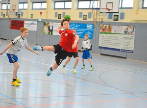 Handballer fliegen hoch: Dieser Sprungwurf führt zum Torerfolg - und zu einer famosen Sturmfrisur. (Foto: Stefan Bamberg)