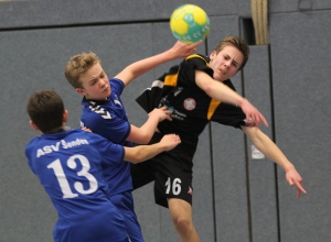 Taten sich lange schwer: Lukas Unrau (r.) und die Handballfreunde-C-Jugend. (Foto: Heidrun Riese)