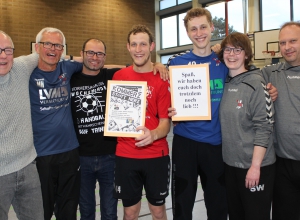 Verabschiedung bei den 05ern: (v.l.) HF-Vorsitzender Andreas Krumschmidt mit Martin Halfmann, Tim Wienkamp, Marcel Peters, Till Schwenken, Sabrina Winkelkötter und Carsten Lübbeling. (Foto: Heidrun Riese)