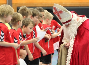 Der Nikolaus bedachte alle Teilnehmer mit Geschenken: die Handballfreunde-Minis waren, wie ihre Gäste natürlich auch, voll auf der Gewinnerseite. (Foto: Heidrun Riese)