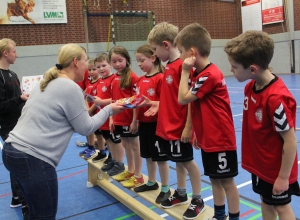 Mit Süßigkeiten und Applaus wurden die jungen Talente für ihre Bemühungen im 05-Trikot entlohnt. (Foto: Heidrun Riese)