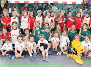 Großer gemeinsamer Handball-Nachwuchs: die Minis der Handballfreunde und von Greven 09 freuen sich über einen gelungenen Saisonabschluss. (Foto: Heidrun Riese)