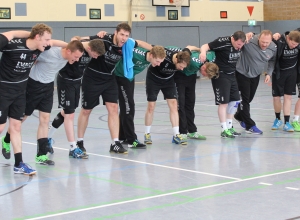 Verneigung vor den eigenen Fans: die Handballfreunde sagen der Bezirksliga erst einmal Adieu. (Foto: Heidrun Riese)