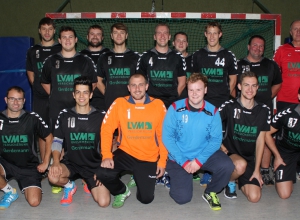 Die Handballfreunde starten in der Kreisliga mit einem Auswärtsspiel gegen den BSV Roxel in die neue Saison. Verletzungsbedingt werden die 05er um Trainer Rainer Nowack (hinten r.) nicht in voller Stärke antreten können. Foto: Heidrun Riese