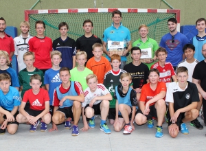 Gruppenfoto zur Erinnerung: So schnell werden die C- und B-Jugendlichen der Handballfreunde und ihre Trainer die Einheit mit Daniel Kubeš (hinten 4.v.r.) und Artjom Antonevitch (hinten 3.v.r.) nicht vergessen. Foto: Heidrun Riese