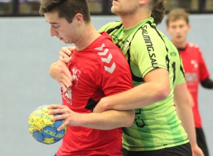 Maik Ruck wird von einem Emsdettener festgemacht. Am Ende unterlagen die Handballfreunde mit 28:40. (Foto: Heidrun Riese)