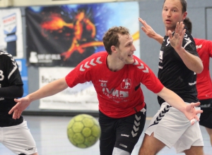 Marcel Peters kann es nicht fassen. Lange Zeit führten die Handballfreunde gegen den TV Kattenvenne, doch am Ende kassierten die Herren noch eine Niederlage. (Foto: Heidrun Riese)