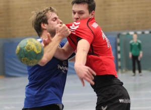 Starker Auftritt: Marvin Henschke (r.) ließ sich auch vom kraftvollen Zupacken seines Gegners nicht beeindrucken. Er traf am Sonntag viermal. (Foto: Heidrun Riese)