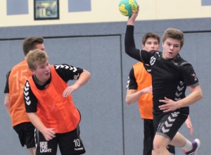 Nur Statisten am Rande? Mitnichten, Mateusz Gucz (am Ball) und die Handballfreunde verkauften sich teuer beim neuen Kreismeister. (Foto: Heidrun Riese)